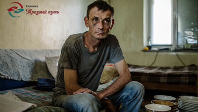 Мужчина сидит на диване, вокруг грязная посуда и беспорядок